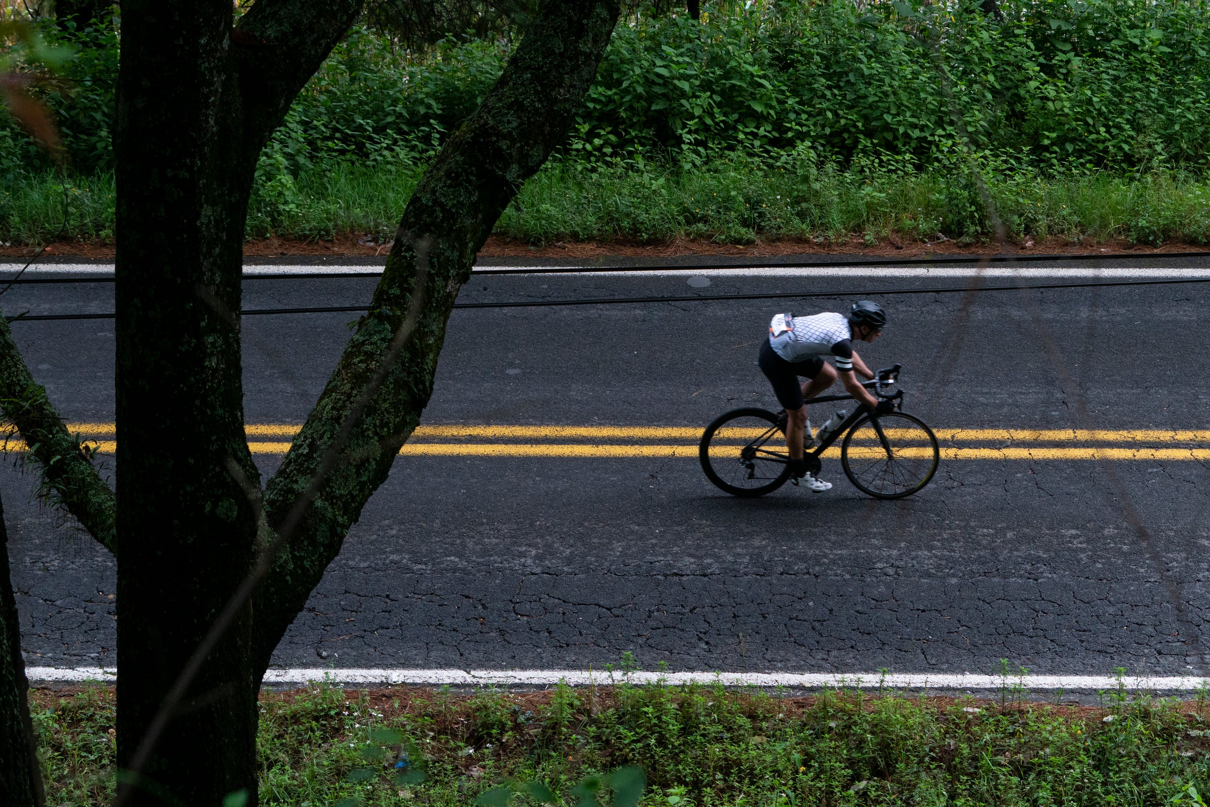 Ciclista de ruta solo en la calle de Haute Route México patrocinado por Altius Events