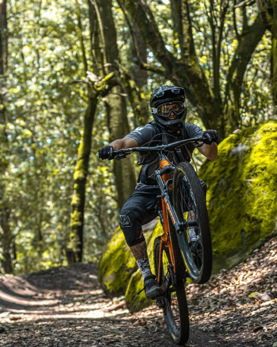 Ciclista de enduro de caballito en un single track