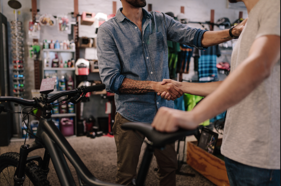 Negociación venta de una bicicleta saludo de manos Velominata